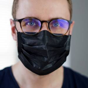 máscaras descartáveis como medida de proteção