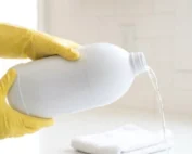 Água Sanitária faz mal? Veja riscos, sintomas e como substituí-la.