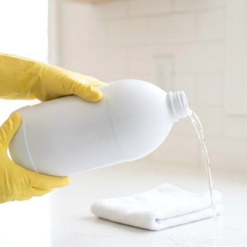 Água Sanitária faz mal? Veja riscos, sintomas e como substituí-la.